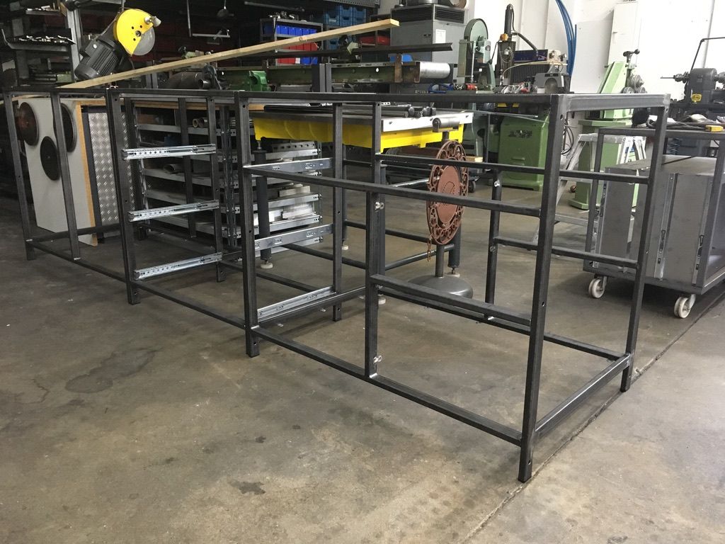 Großes Regalgestell aus Stahl in der Werkstatt.