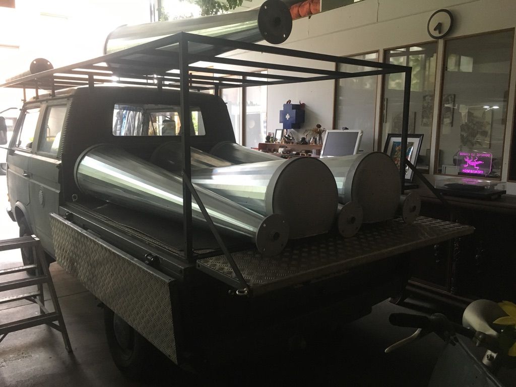 Geländewagen mit Ladegestell aus Rohr über der Ladefläche.