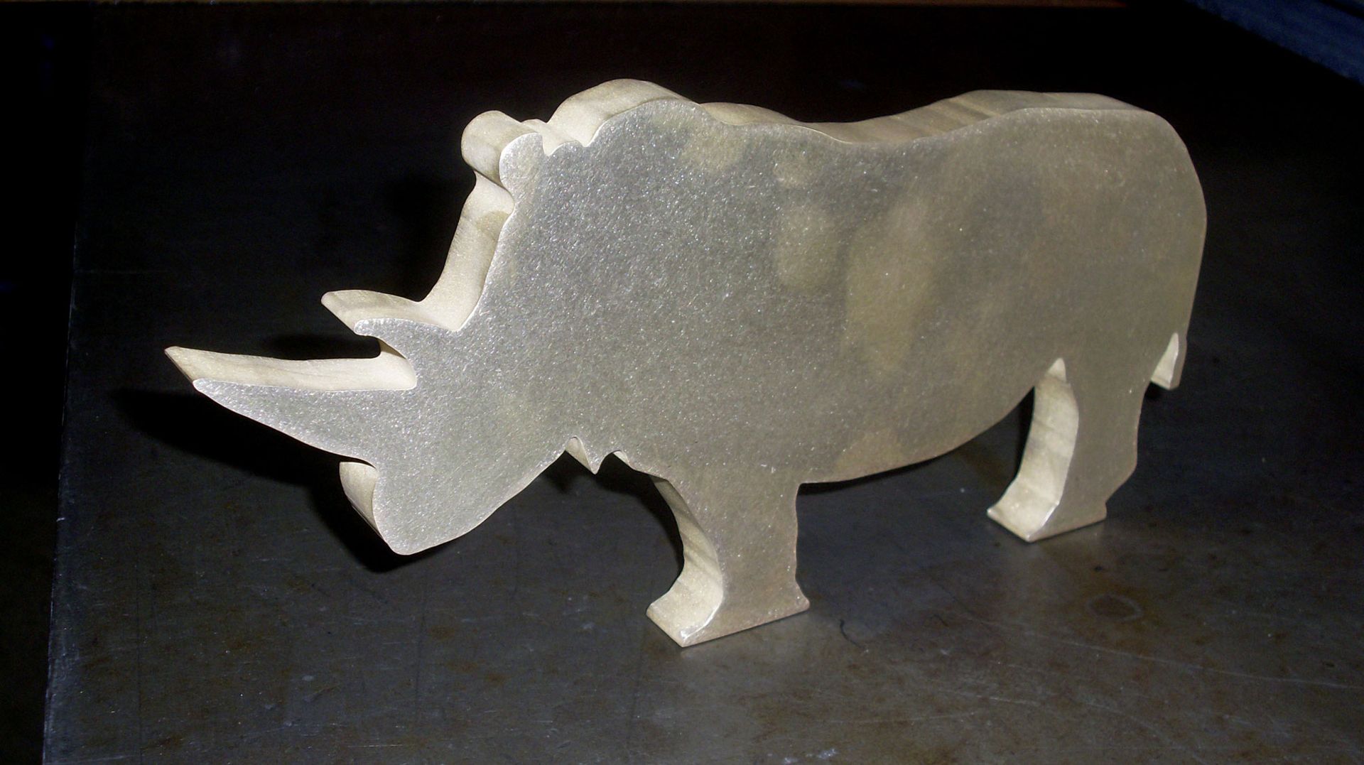 Nashorn als ausgeschnittene Silhouette aus Metall, frei stehend.