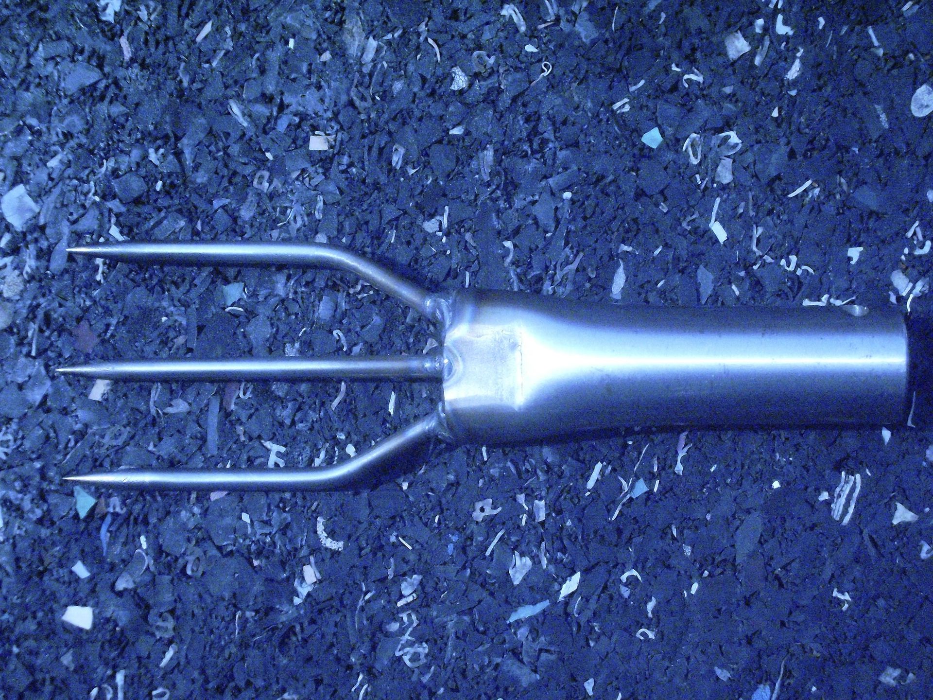 Gabel mit drei Zinken aus Edelstahl.